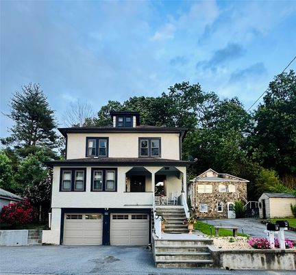 Attached, Exterior, Facade, American Foursquare