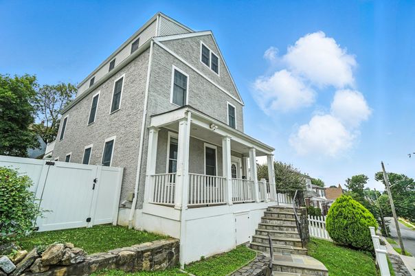 Exterior, Facade, Queen Anne Victorian