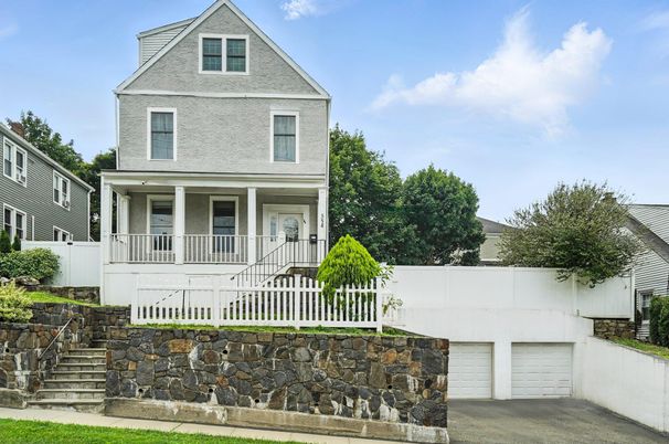 Attached, Exterior, Facade, Queen Anne Victorian