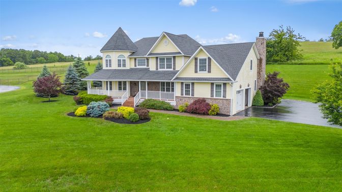 Backyard, Exterior, Facade, Queen Anne Victorian
