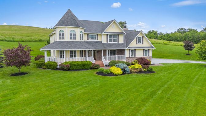 Backyard, Exterior, Facade, Queen Anne Victorian