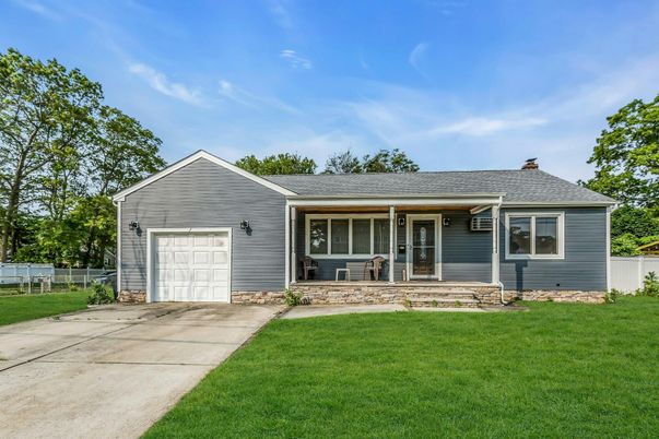 Attached, Exterior, Facade, Ranch
