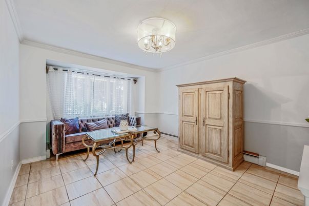 Chandelier, Interior, Living room