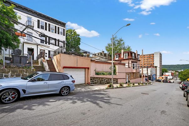 Attached, Exterior, Facade, Rowhouse