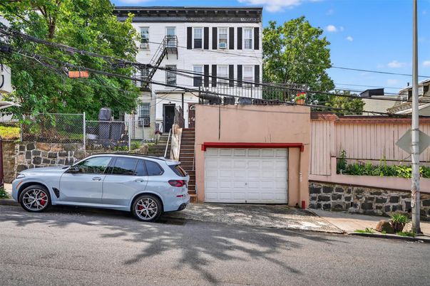 Attached, Exterior, Facade, Rowhouse