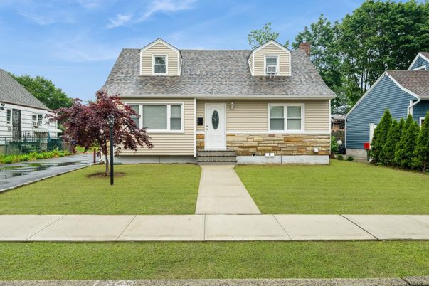 Exterior, Facade, Cape Cod