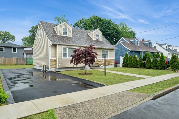 Exterior, Facade, Cape Cod