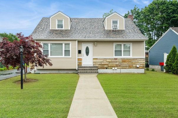 Exterior, Facade, Cape Cod