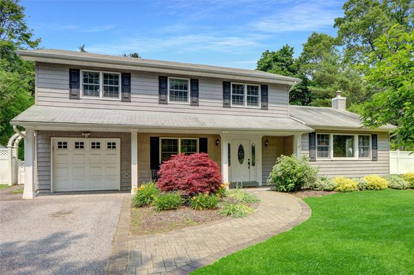 Attached, Exterior, Facade, Split Level
