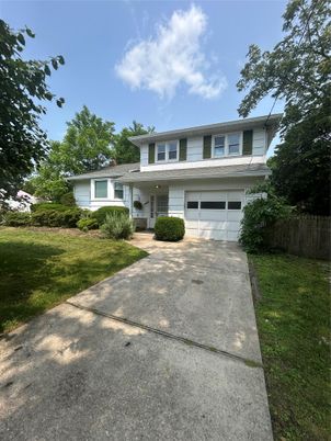 Attached, Exterior, Facade, Split Level