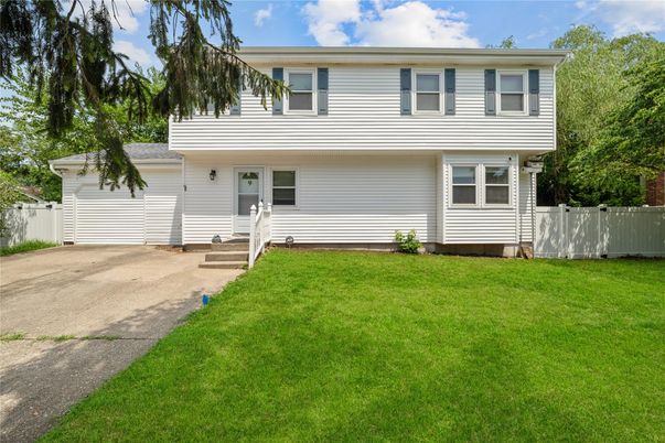 Attached, Exterior, Facade, Split Level