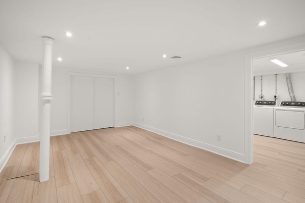 Interior, Recessed Lighting, Washer, Wood Texture Flooring
