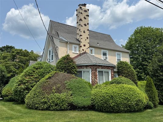 Exterior, Facade, Brick Facade, Queen Anne Victorian