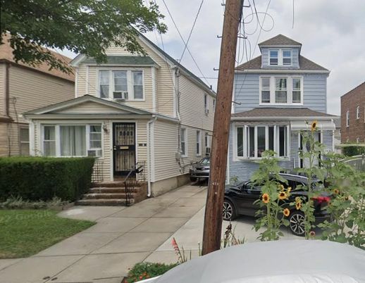 Exterior, Facade, American Foursquare