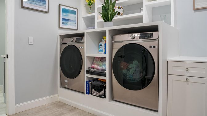 Interior, Utility Closets, Washer, Wood Texture Flooring