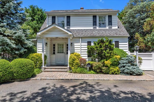 Exterior, Facade, American Foursquare