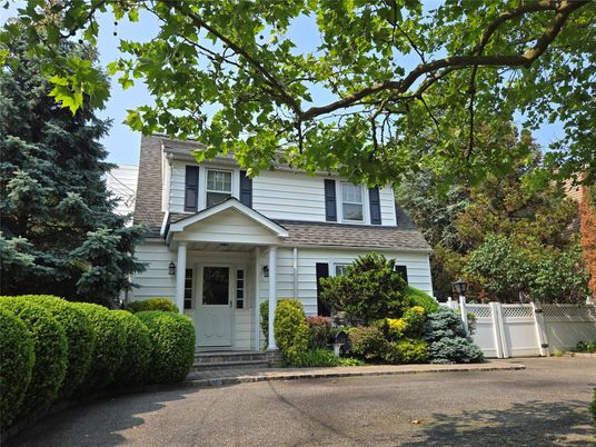 Exterior, Facade, Cape Cod
