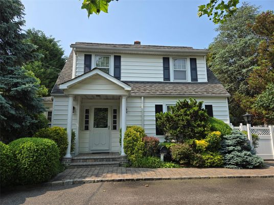 Exterior, Facade, American Foursquare