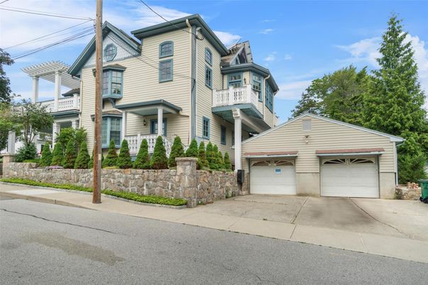 Attached, Exterior, Facade, Queen Anne Victorian