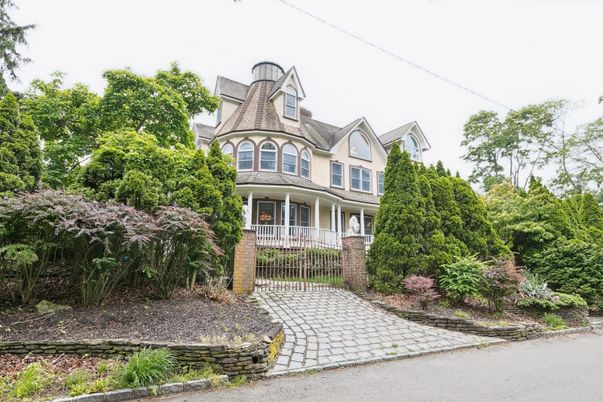 Exterior, Facade, Queen Anne Victorian
