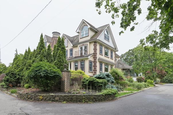 Exterior, Facade, Queen Anne Victorian