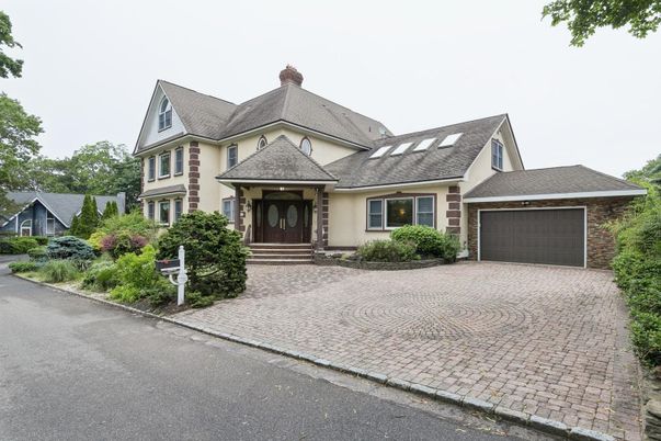 Attached, Exterior, Facade, Cape Cod