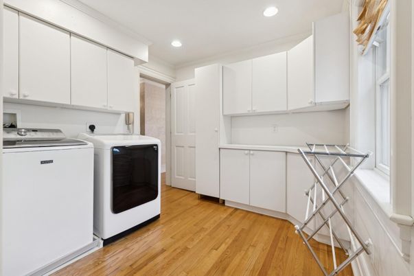 Interior, Recessed Lighting, Washer, Wood Texture Flooring