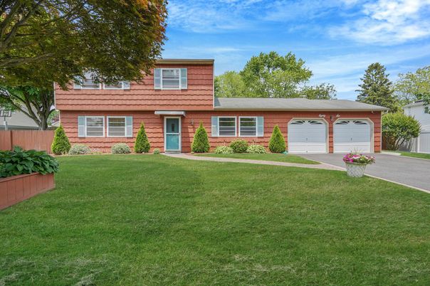 Attached, Exterior, Facade, Cape Cod
