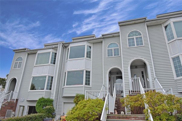 Exterior, Facade, Rowhouse