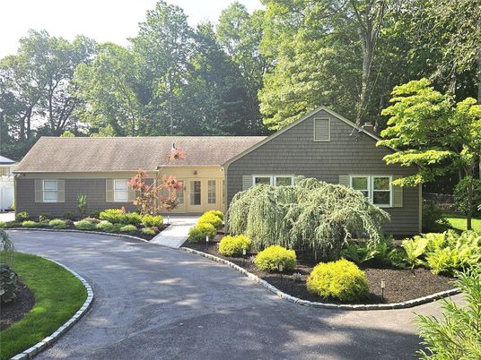 Exterior, Facade, Ranch