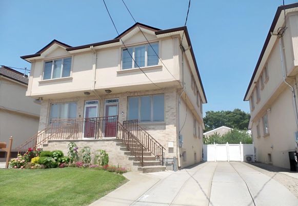 Exterior, Facade, Rowhouse