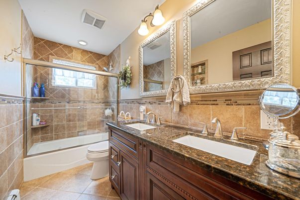 Bathroom, Dual Sink Vanities, Interior, Recessed Lighting