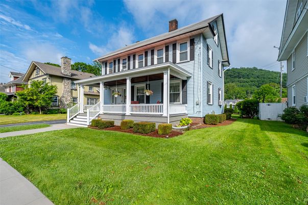 Backyard, Exterior, Facade, American Foursquare