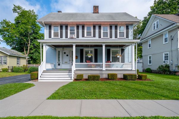 Exterior, Facade, American Foursquare