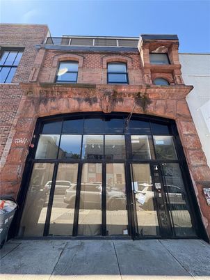 Exterior, Facade, Brick Facade, Rowhouse