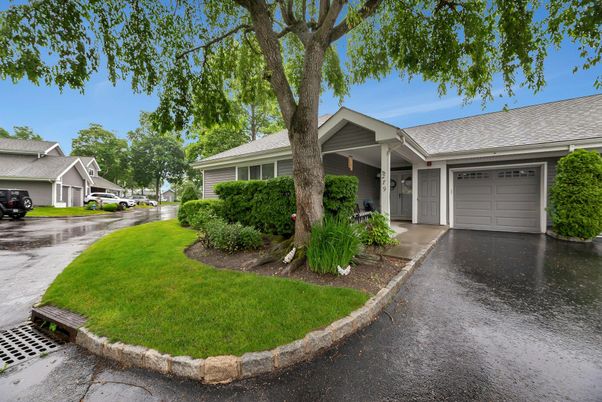 Attached, Exterior, Facade, Ranch