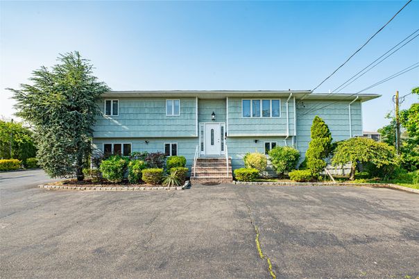 Exterior, Facade, Raised Ranch