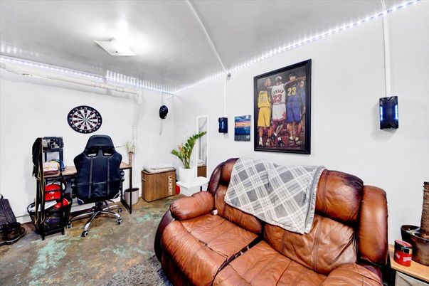 Home Office, Interior