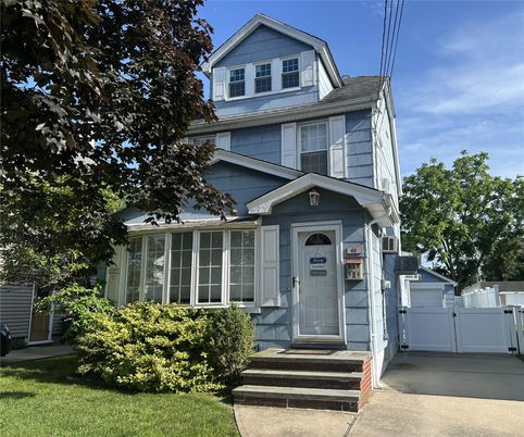 Exterior, Facade, Queen Anne Victorian