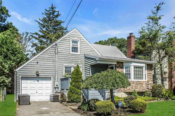 Attached, Exterior, Facade, Cape Cod