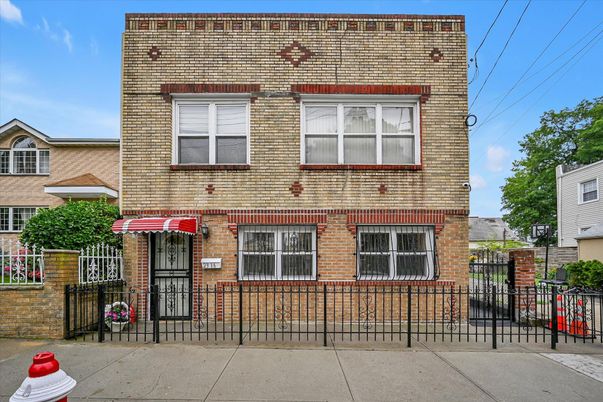 Exterior, Facade, Brick Facade, Rowhouse