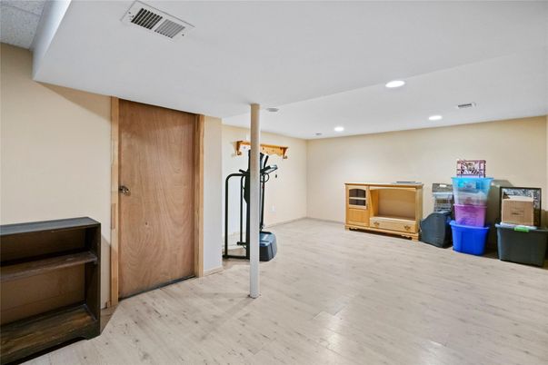 Fitness Equipment, Interior, Recessed Lighting, Wood Texture Flooring