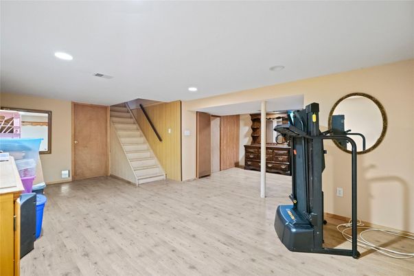Fitness Equipment, Interior, Recessed Lighting, Wood Texture Flooring
