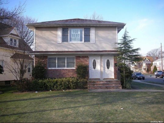 Exterior, Facade, Brick Facade, American Foursquare