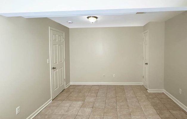 Empty room, Interior