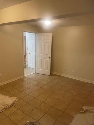 Empty room, Interior