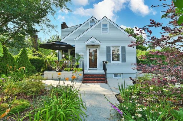 Backyard, Exterior, Facade, Queen Anne Victorian