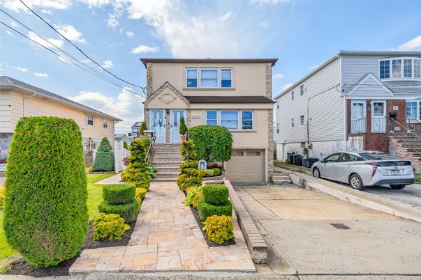 Attached, Exterior, Facade, Rowhouse