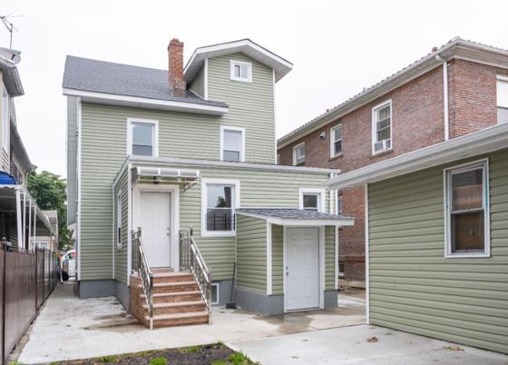 Exterior, Facade, Brick Facade, Rowhouse