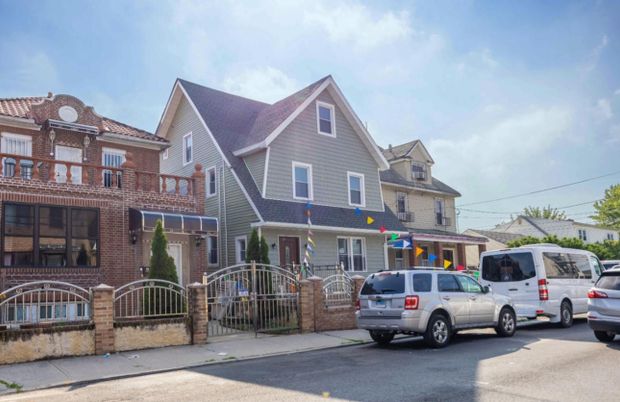Exterior, Facade, Brick Facade, Queen Anne Victorian